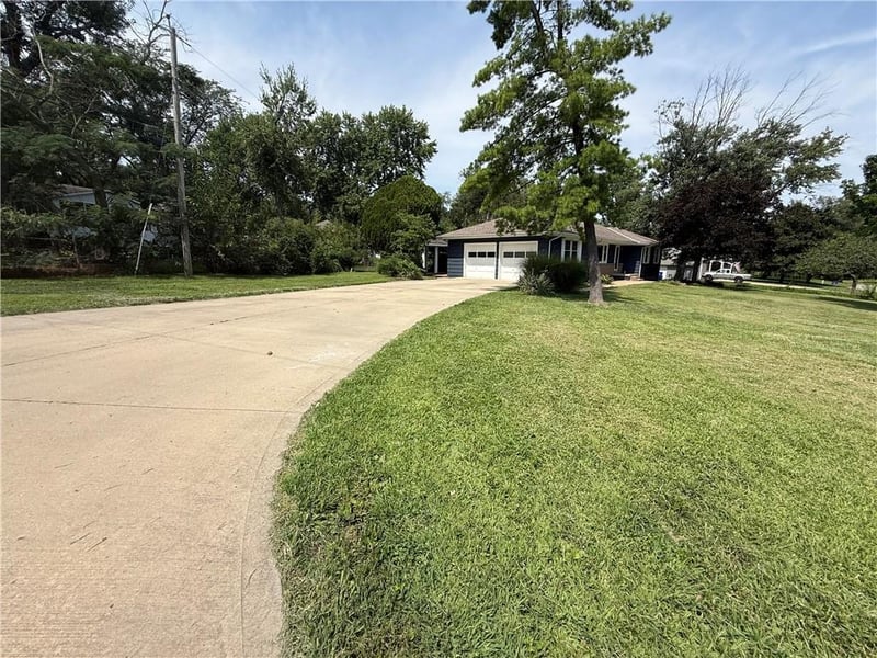 7600 E 130th Ct, Grandview, MO 64030
