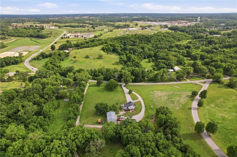 964 N 5 Hw, Lansing, KS 66043