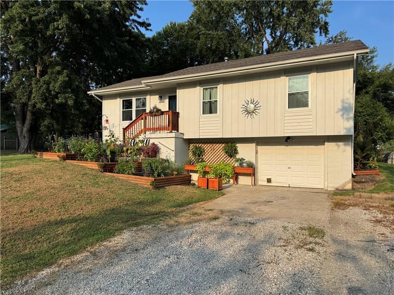 1202 Hormeyer St, Clinton, MO 64735