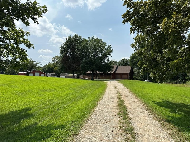 7935 Kiowa Rd, Oskaloosa, KS 66066