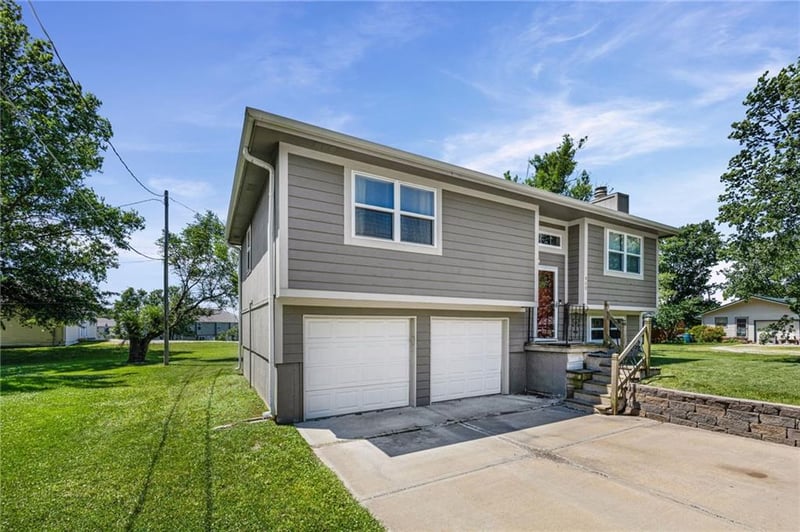 409 South St, Spring Hill, KS 66083