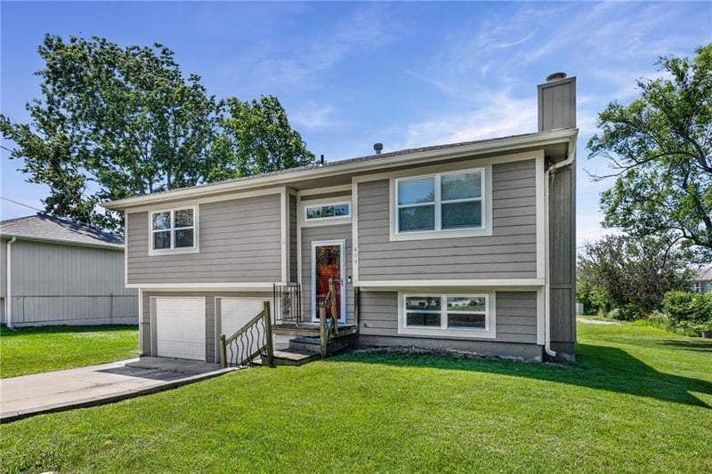 409 South St, Spring Hill, KS 66083