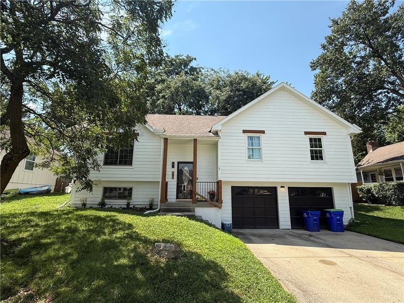 520 Bristol Dr, Lee's Summit, MO 64086