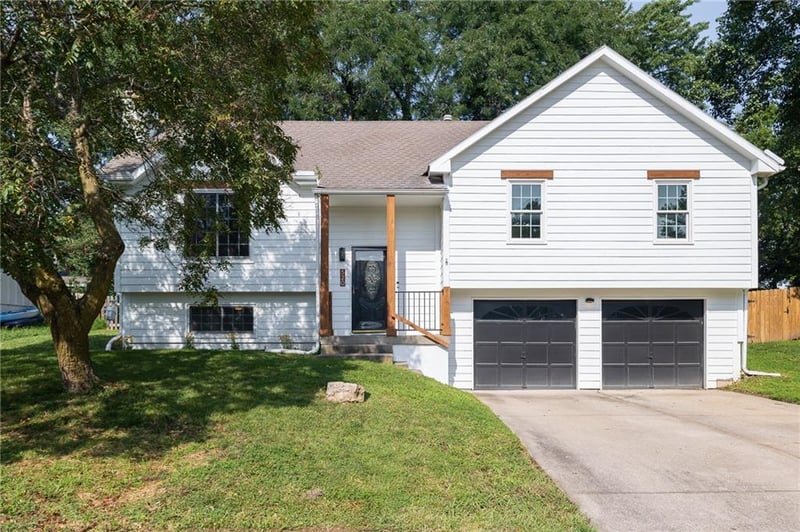 520 NE Bristol Dr, Lee's Summit, MO 64086
