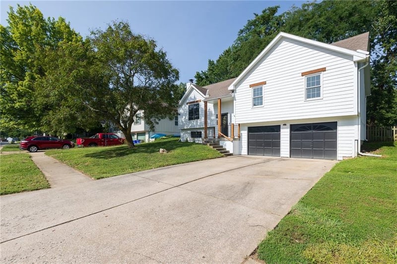 520 NE Bristol Dr, Lee's Summit, MO 64086