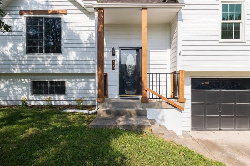 520 NE Bristol Dr, Lee's Summit, MO 64086