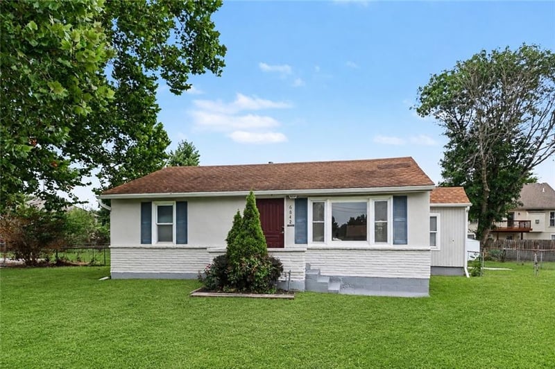 6842 139th St, Grandview, MO 64030