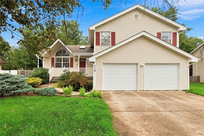 716 11th St, Lee's Summit, MO 64081
