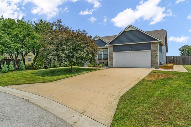 931 14th Ter, Eudora, KS 66025