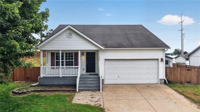 1709 Chadwick Cv, Louisburg, KS 66053