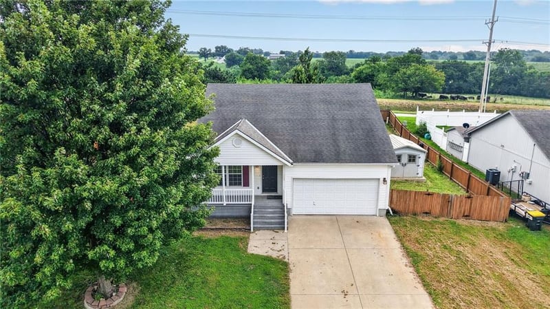 1709 Chadwick Cv, Louisburg, KS 66053