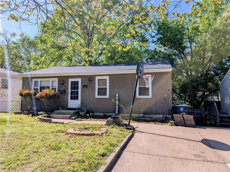 8026 50th St, Kansas City, MO 64119