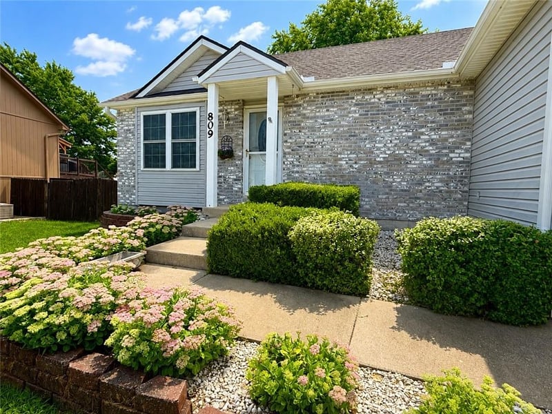 809 Graystone Dr, Grain Valley, MO 64029