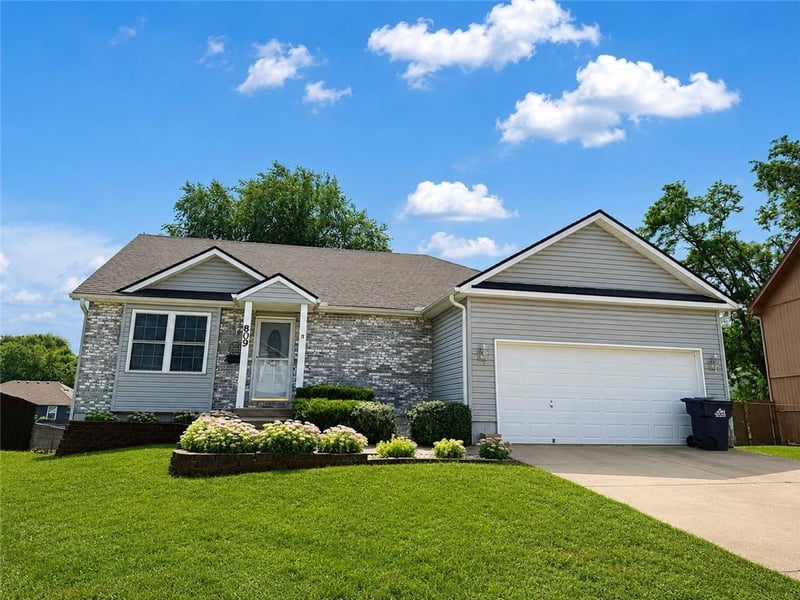 809 Graystone Dr, Grain Valley, MO 64029