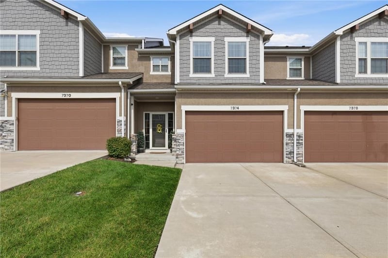 7374 Griffey St, Parkville, MO 64152