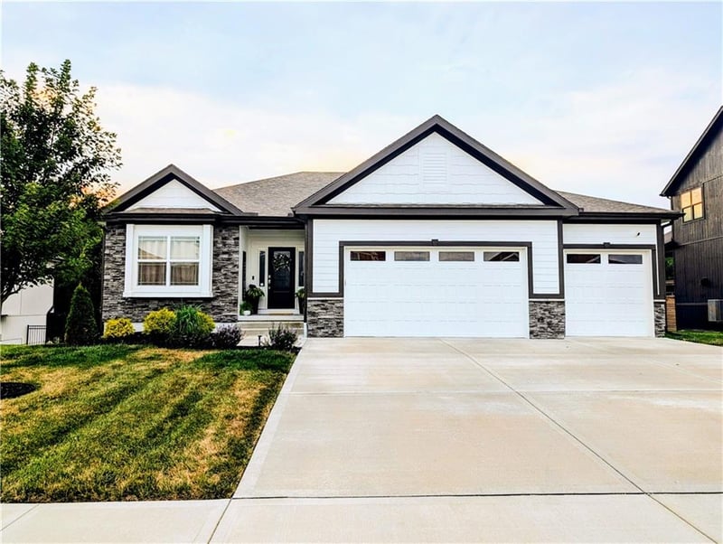 2104 Foxtail Dr, Kearney, MO 64060