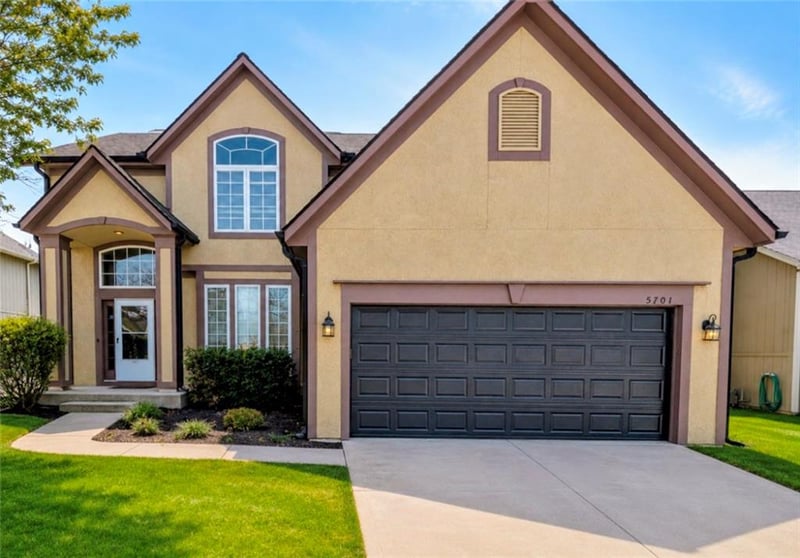 5701 Hidden Meadow Dr, Lee's Summit, MO 64064