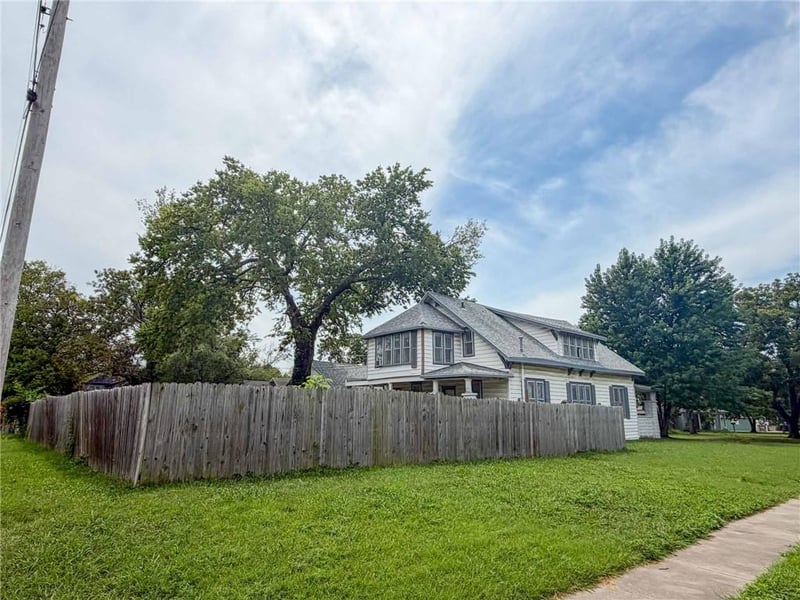 301 Elm St, Iola, KS 66749
