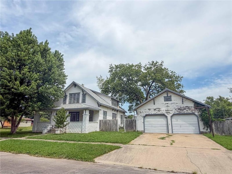 301 Elm St, Iola, KS 66749