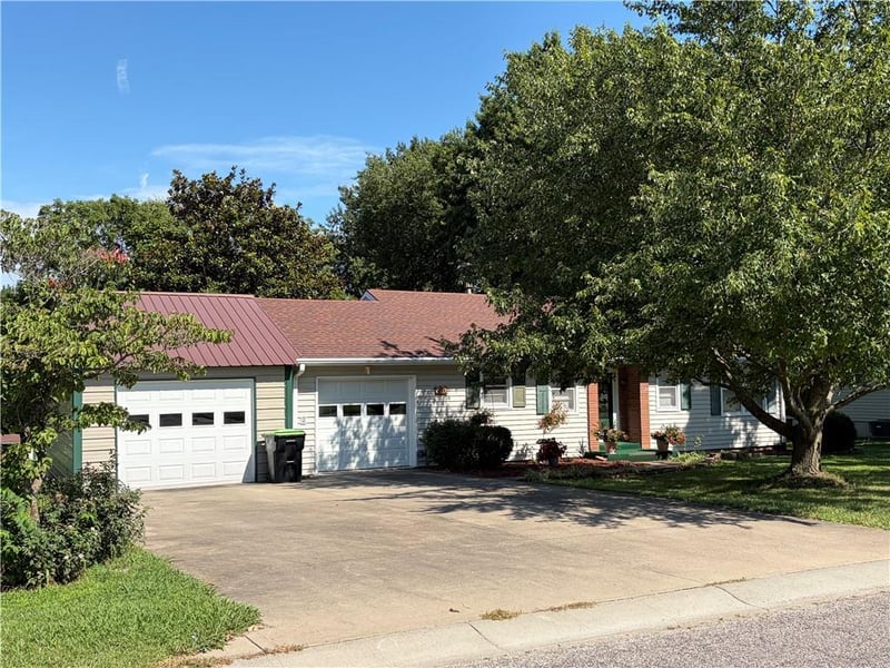 501 Eastwood Rd, Harrisonville, MO 64701