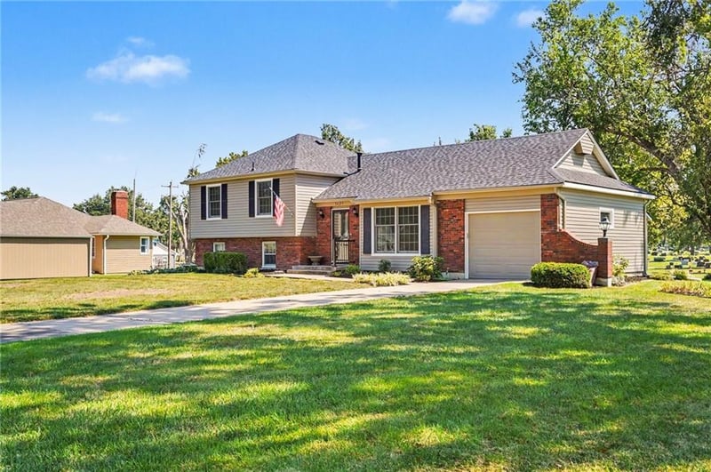1625 S Orchard Dr, Ottawa, KS 66067