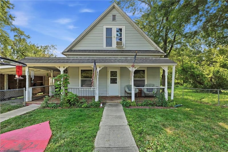 1869 S Broadway St, Amoret, MO 64722