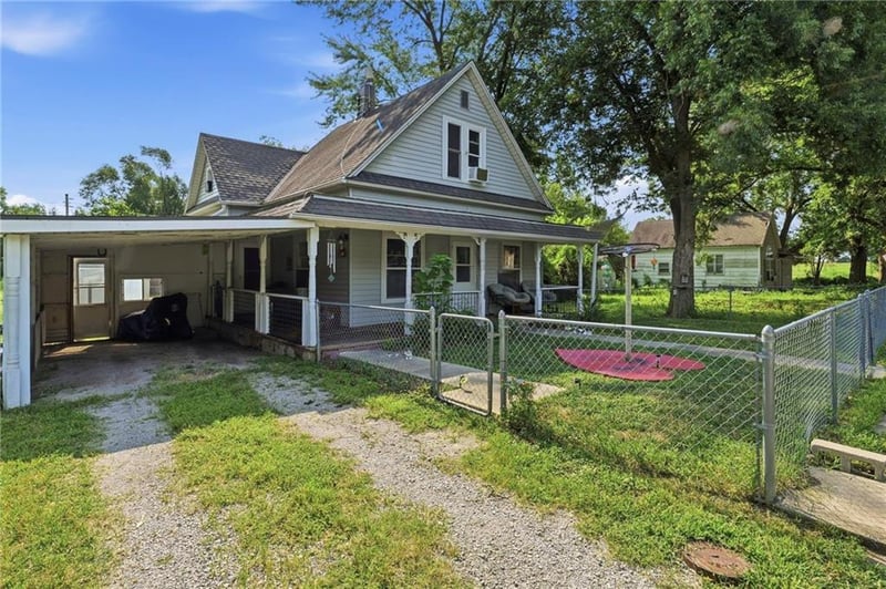 1869 S Broadway St, Amoret, MO 64722