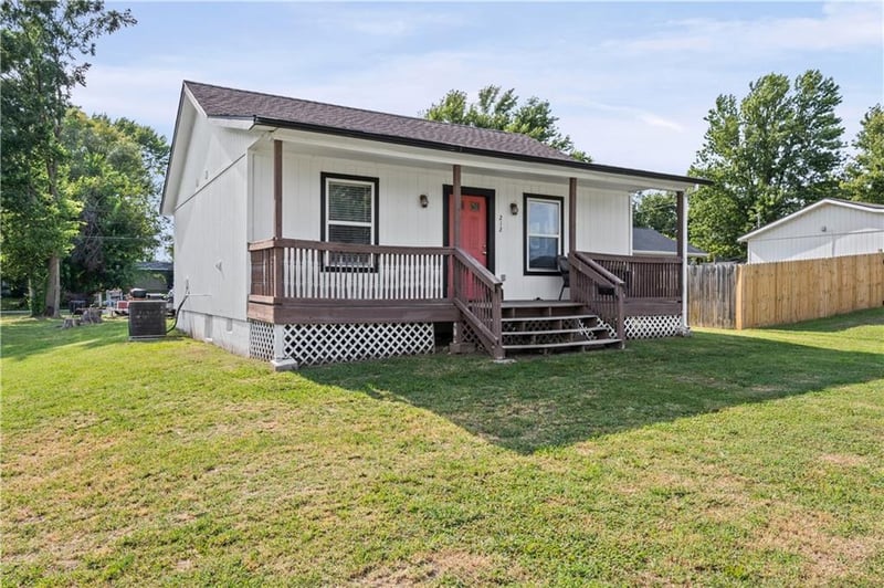 212 S Poplar St, Ottawa, KS 66067