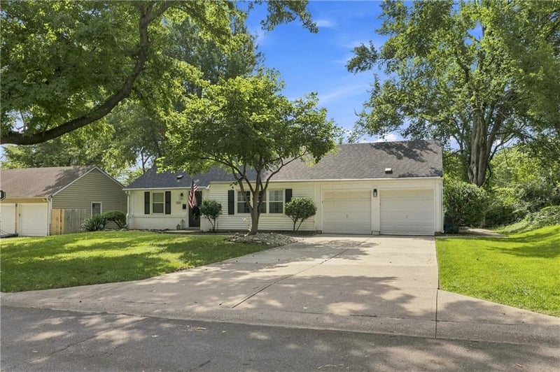 7591 High Dr, Prairie Village, KS 66208