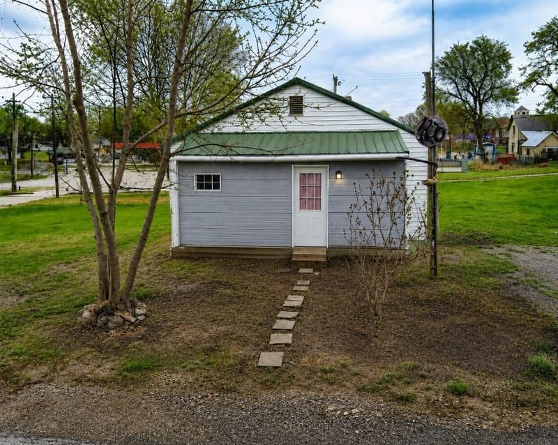 208 Prospect St, King City, MO 64463