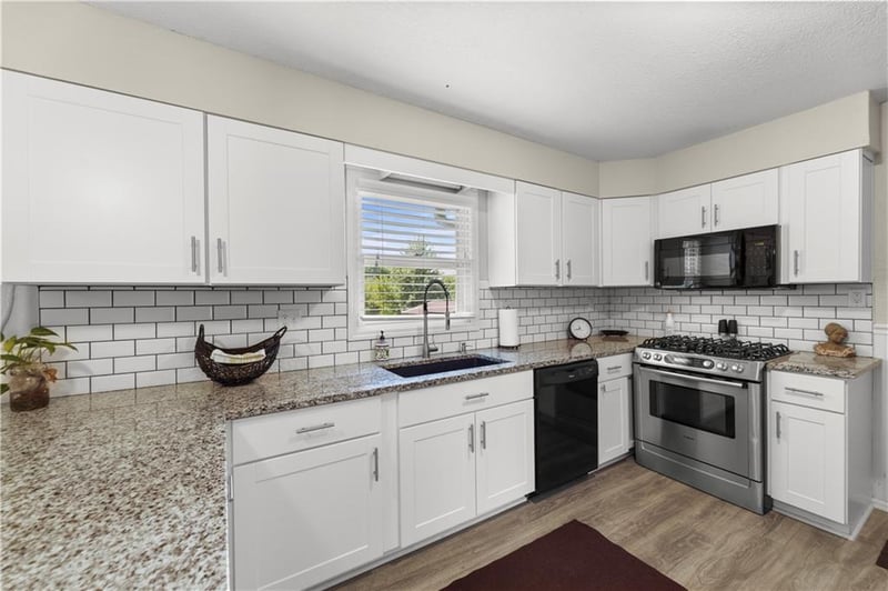 306 8th St, Wellsville, KS 66092
