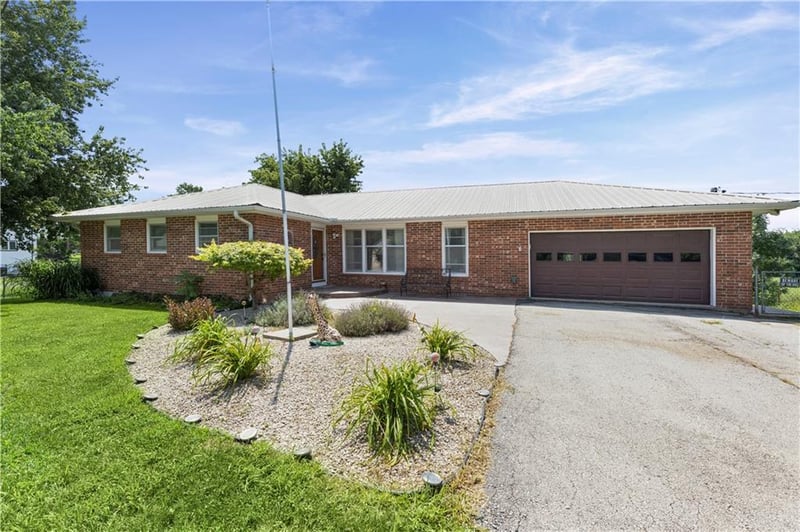 306 8th St, Wellsville, KS 66092