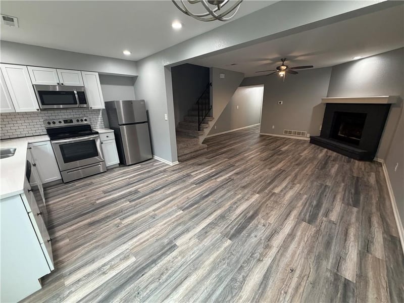 113 Greystone Dr, Lee's Summit, MO 64086