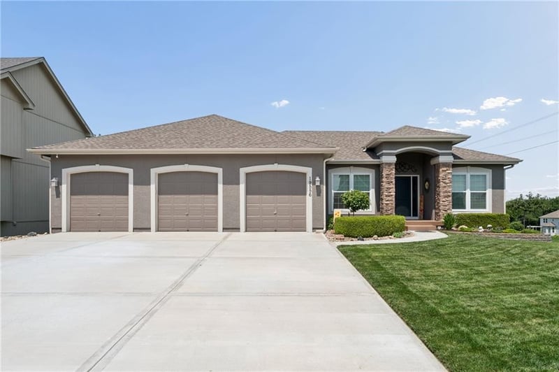 19556 105th Ter, Olathe, KS 66061