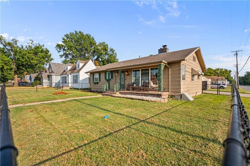 1323 W 3rd St, Coffeyville, KS 67337