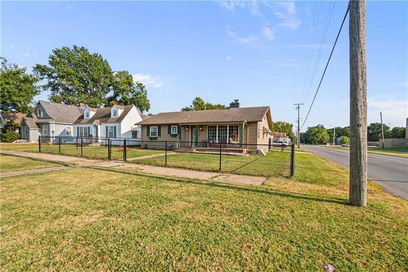 1323 W 3rd St, Coffeyville, KS 67337