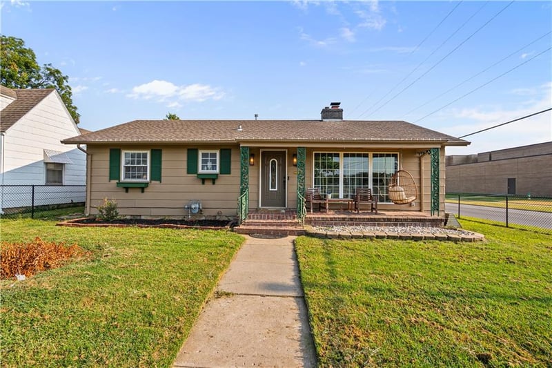 1323 W 3rd St, Coffeyville, KS 67337