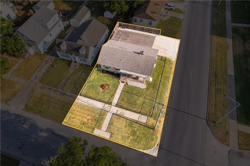 1323 W 3rd St, Coffeyville, KS 67337