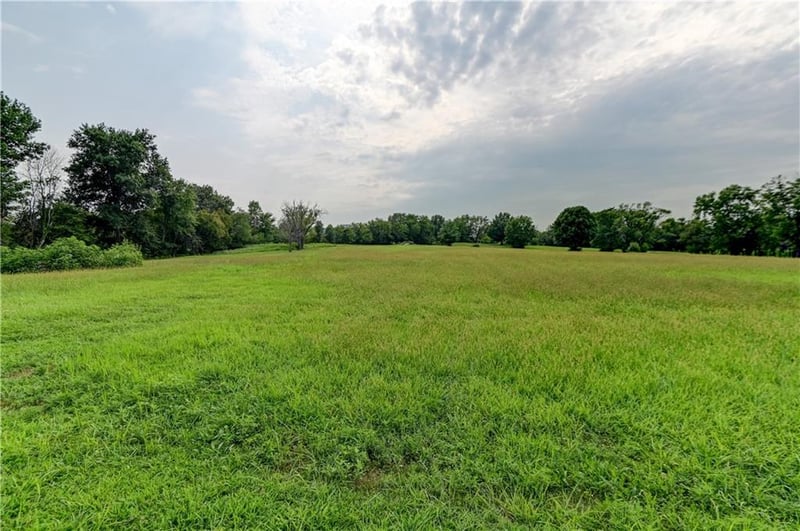 1612 Country Club Dr, Pleasant Hill, MO 64080
