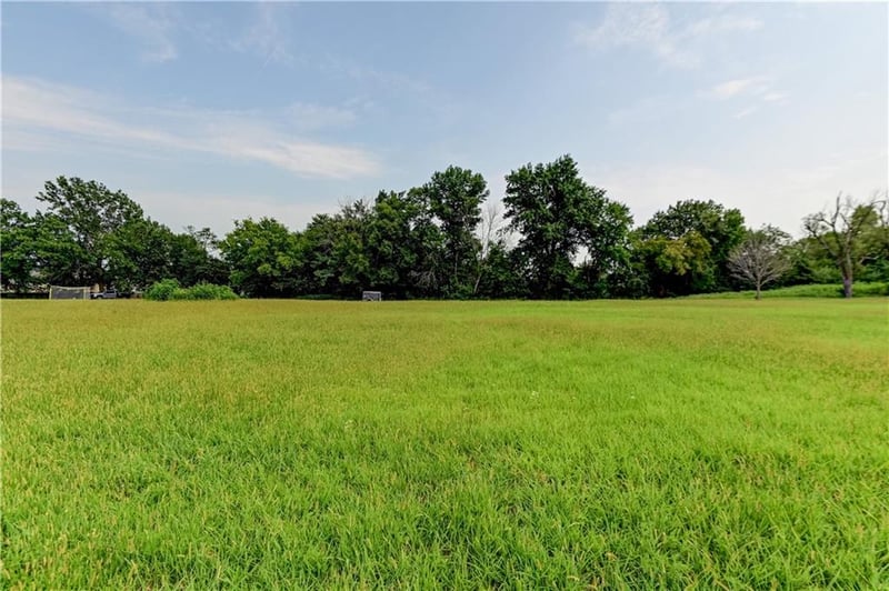 1612 Country Club Dr, Pleasant Hill, MO 64080