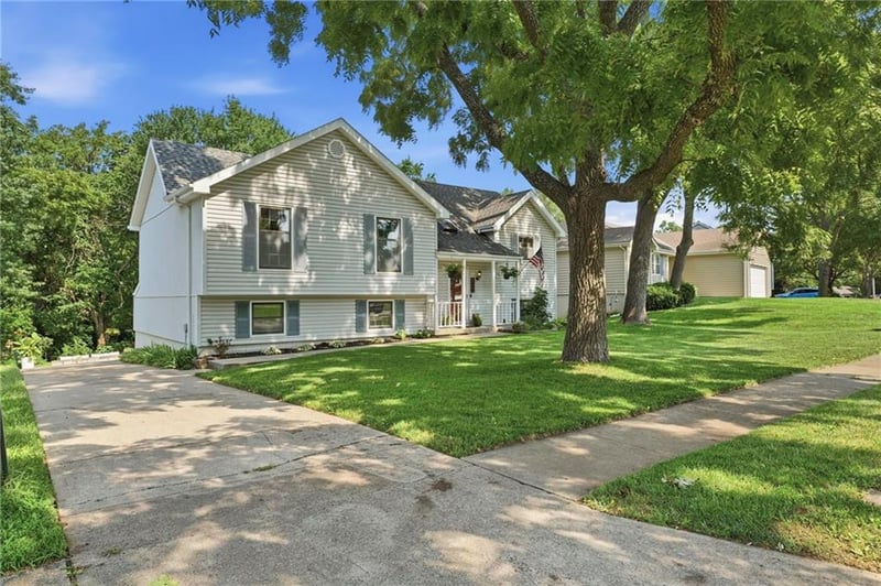 2048 NE Concord St, Lee's Summit, MO 64086