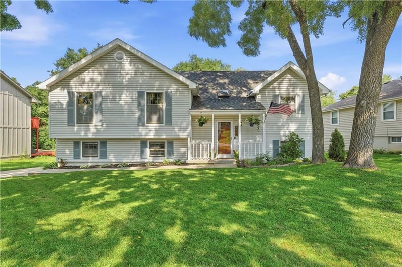 2048 NE Concord St, Lee's Summit, MO 64086