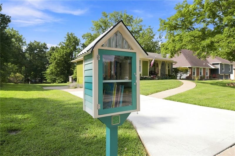 318 NE Colonial Ct, Lee's Summit, MO 64064