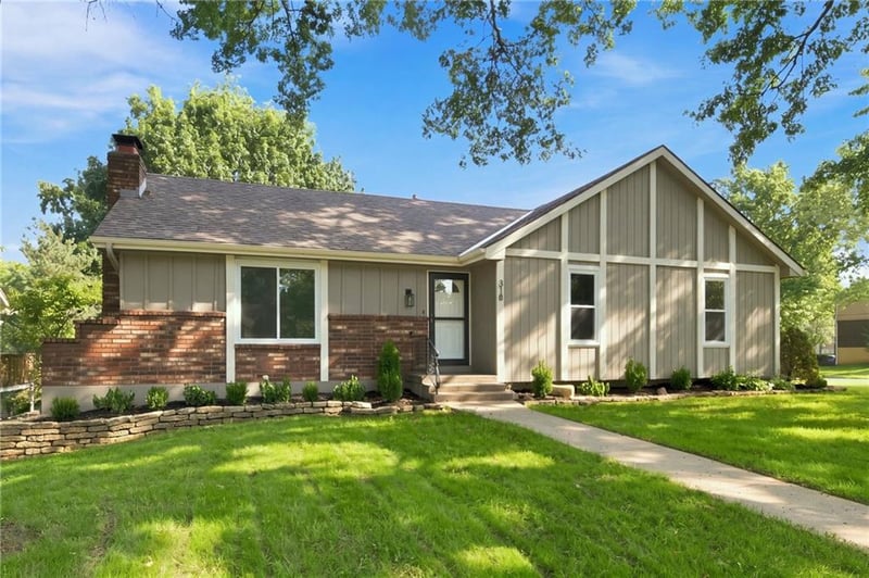 318 NE Colonial Ct, Lee's Summit, MO 64064