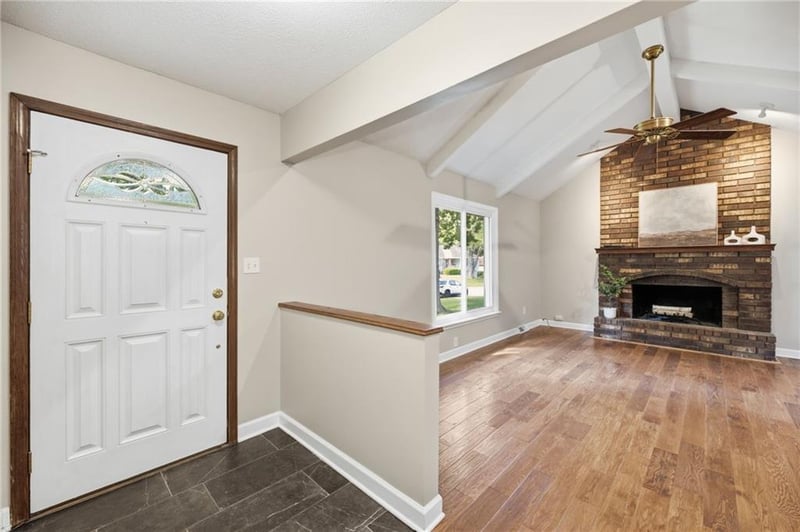 318 NE Colonial Ct, Lee's Summit, MO 64064