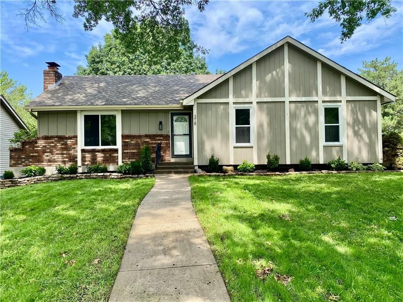 318 Colonial Ct, Lee's Summit, MO 64064