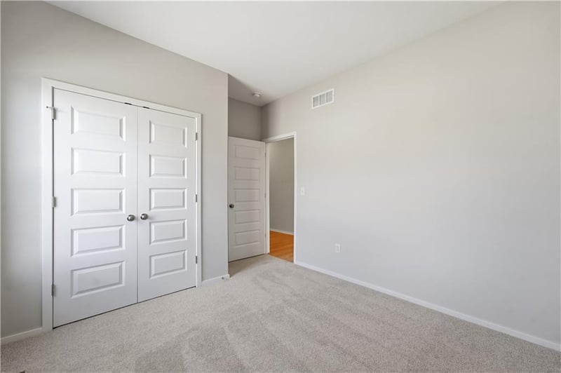 1217 Windbreak St, Lee's Summit, MO 64081