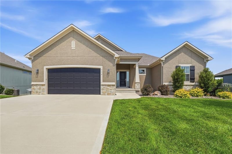 914 Churchill Cir, Raymore, MO 64083