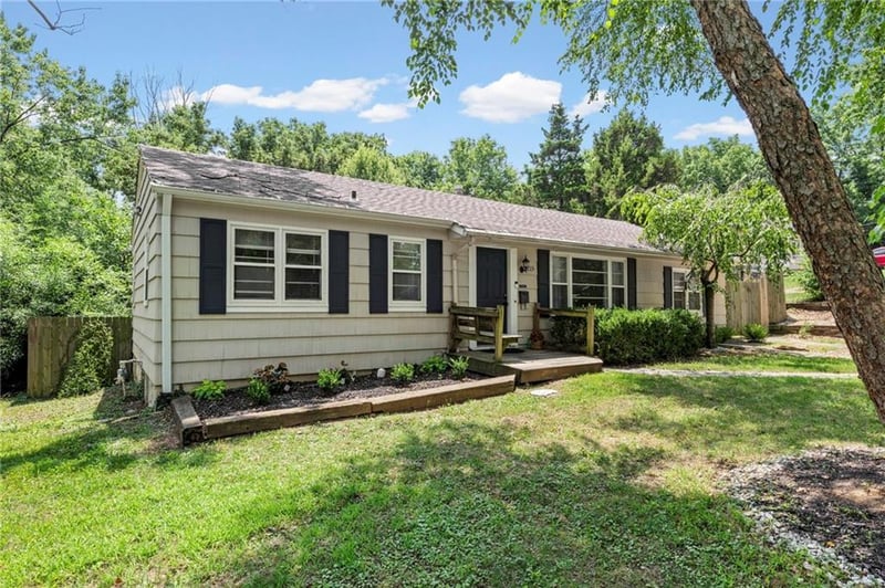 215 96th St, Kansas City, MO 64114