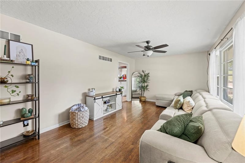 215 96th St, Kansas City, MO 64114